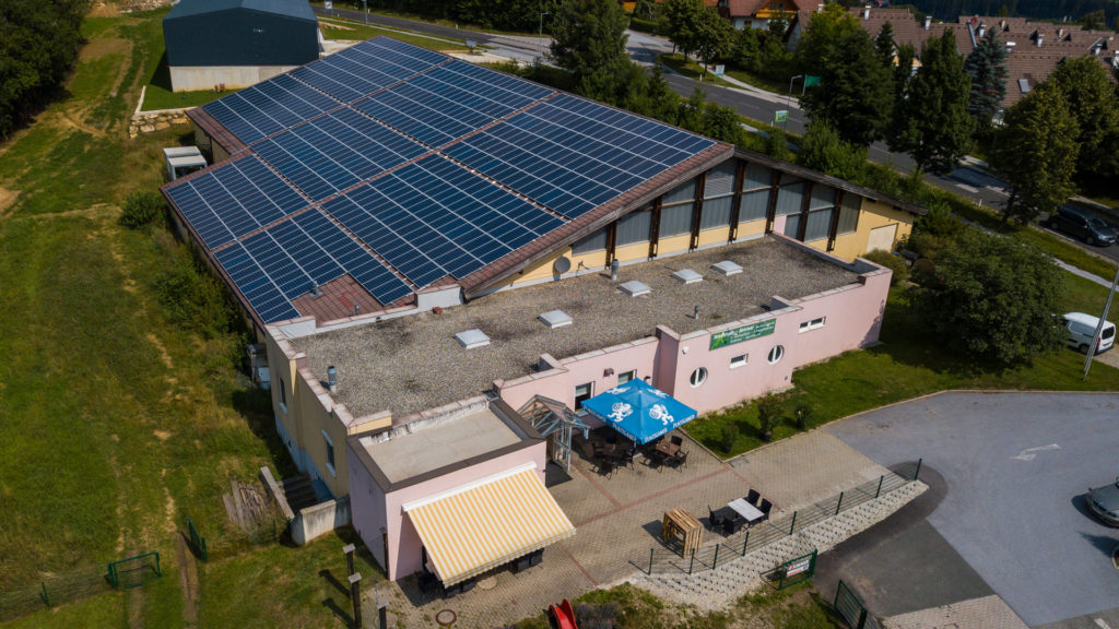 Photovoltaikanlage auf der Tennishalle Birkfeld
